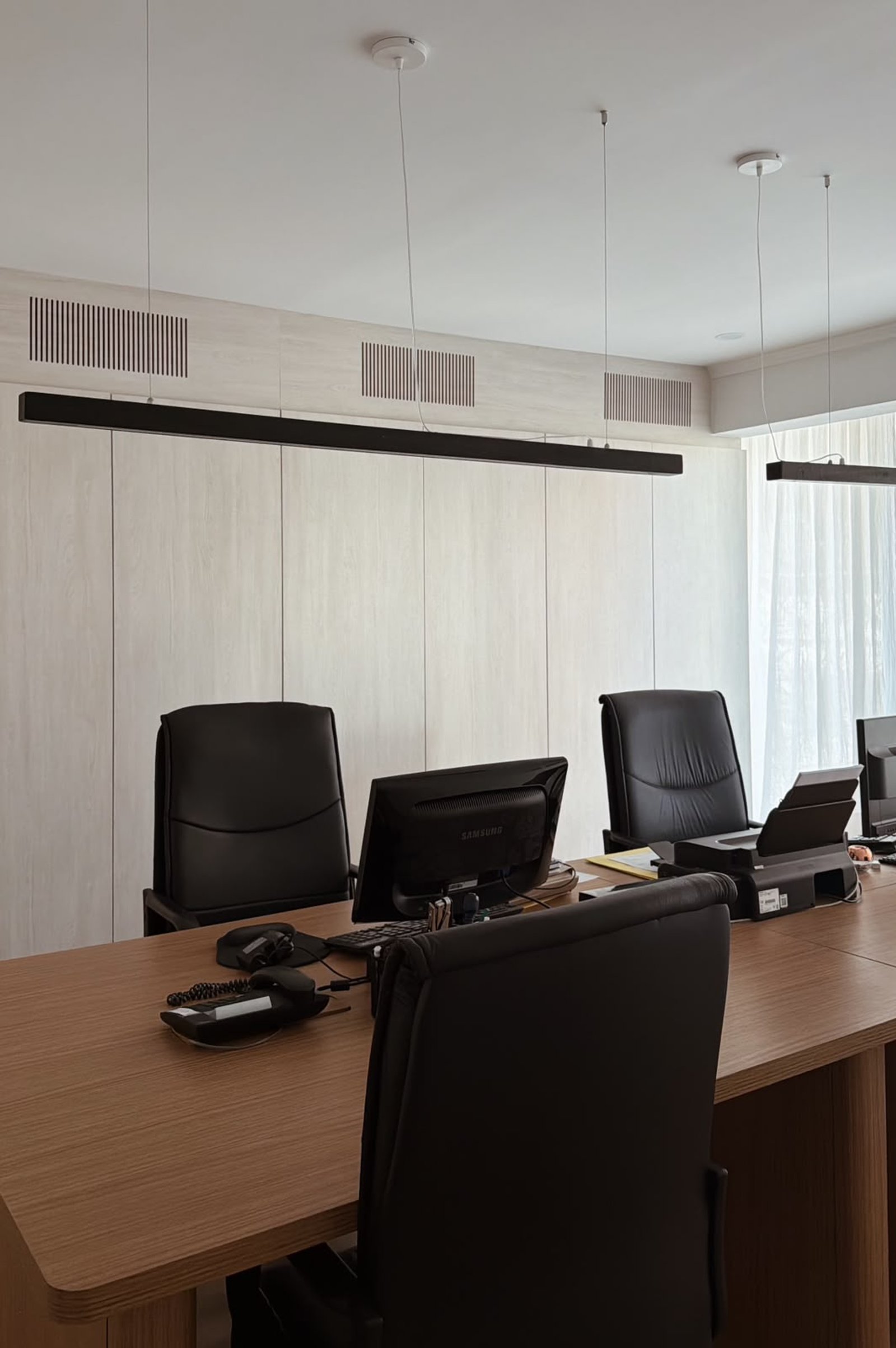 Escritório moderno com mesa de conferências em madeira e cadeiras executivas — projeto PICO, por APATHEIA, em Cdad. Autónoma de Buenos Aires